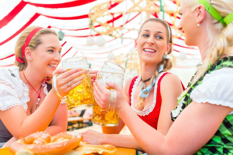 Amigos que bebem a cerveja bávara em Oktoberfest fotos de stock Amigos que bebem a cerveja bávara em Oktoberfest fotos de stock
