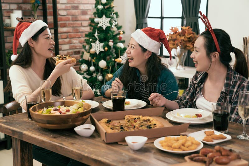 Amigos que celebran la Navidad o la Noche Vieja fotos de archivo libres de regalías Amigos que celebran la Navidad o la Noche Vieja fotos de archivo libres de regalías