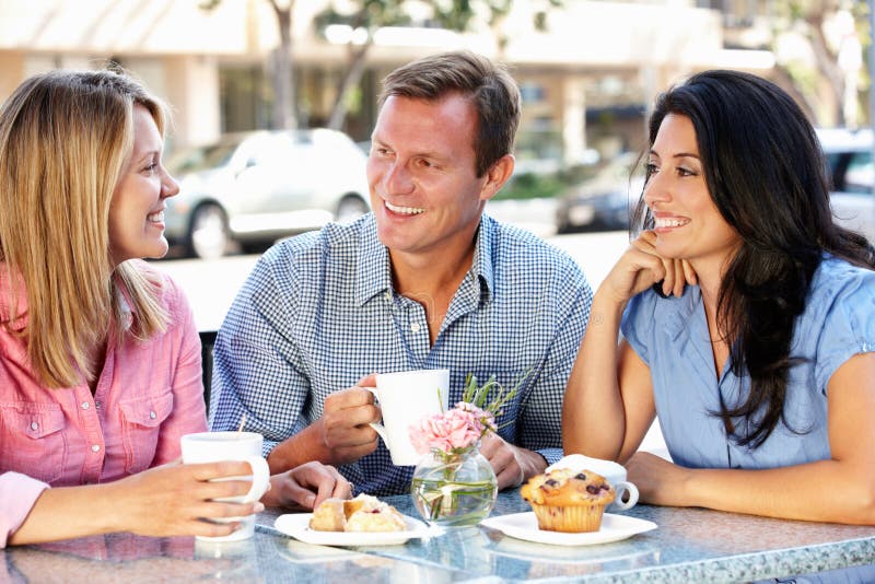 Amigos que conversam fora do café imagens de stock Amigos que conversam fora do café imagens de stock