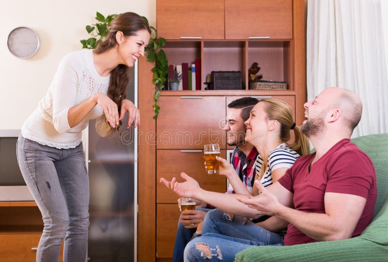 Amigos que cuelgan hacia fuera con la cerveza y las bromas fotos de archivo libres de regalías Amigos que cuelgan hacia fuera con la cerveza y las bromas fotos de archivo libres de regalías