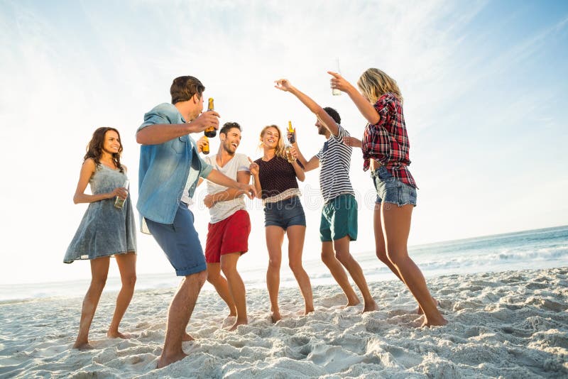 Amigos que dançam na praia fotos de stock Amigos que dançam na praia fotos de stock