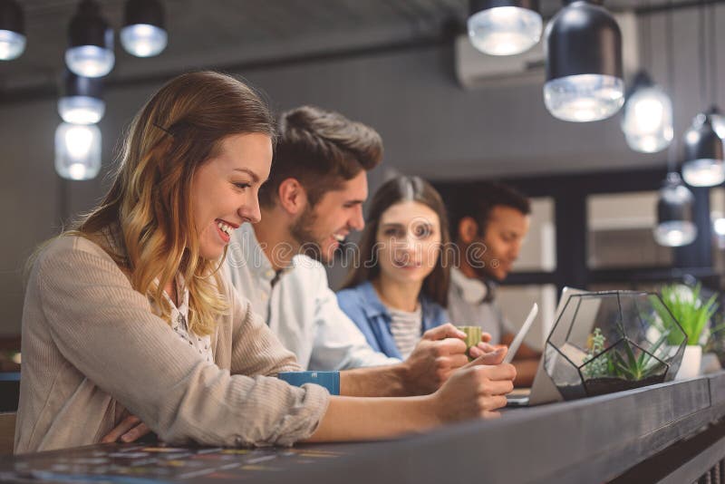 Amigos que estudian junto en la cafetería imágenes de archivo libres de regalías Amigos que estudian junto en la cafetería imágenes de archivo libres de regalías