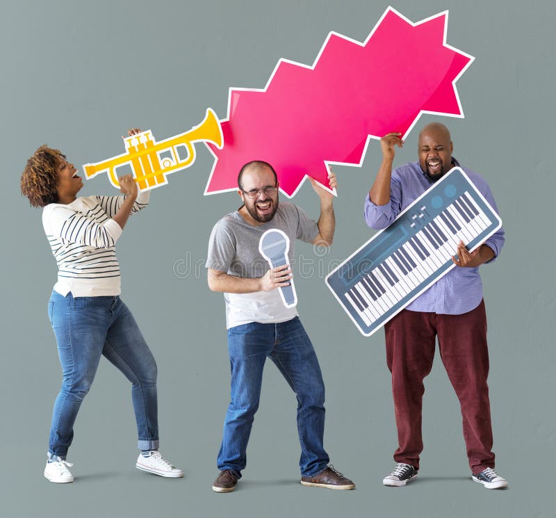 Amigos que guardam um ícone musical imagem de stock Amigos que guardam um ícone musical imagem de stock