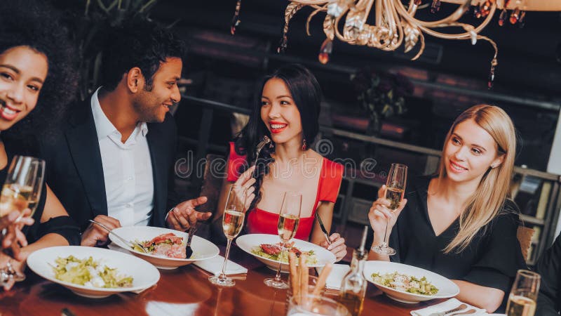 Amigos que refrigeram para fora a apreciação da refeição no restaurante imagens de stock Amigos que refrigeram para fora a apreciação da refeição no restaurante imagens de stock