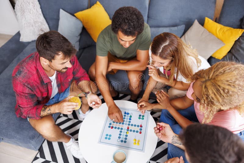 Amigos Que Se Divierten Jugando a Juegos De Mesa De Ludo Foto de archivo Imagen de persona gente 265416560