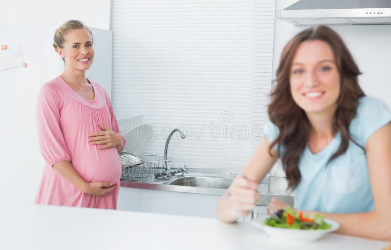 Amigos que tienen hora de la almuerzo foto de archivo Amigos que tienen hora de la almuerzo foto de archivo