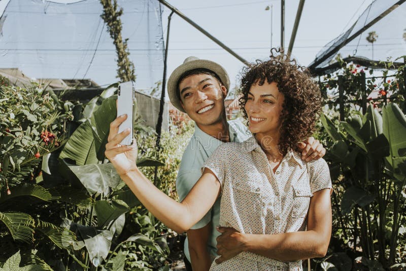 Amigos que toman un selfie en un jardín fotos de archivo Amigos que toman un selfie en un jardín fotos de archivo