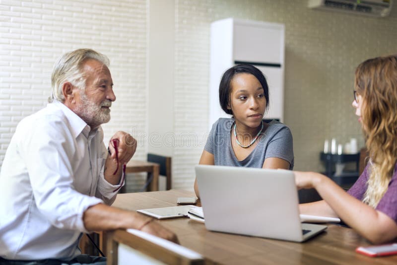 Amigos Reunião de Discussão de Trabalho Partilha de Ideias Conceito fotos de stock royalty free