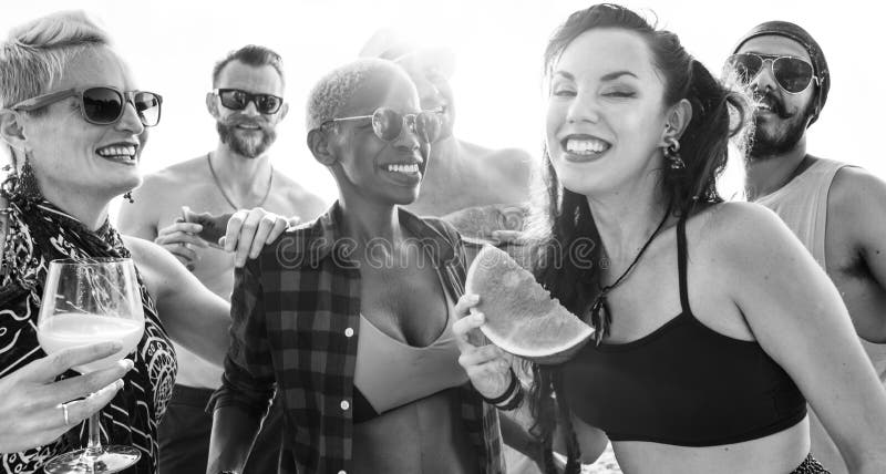 Amigos que têm o divertimento na praia foto de stock royalty free Amigos que têm o divertimento na praia foto de stock royalty free