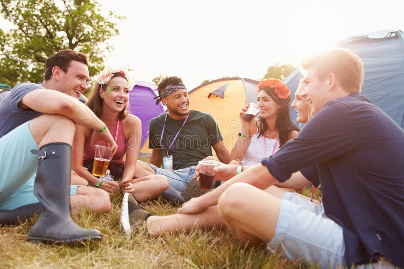 Amigos que têm o divertimento no acampamento em um festival de música fotos de stock Amigos que têm o divertimento no acampamento em um festival de música fotos de stock