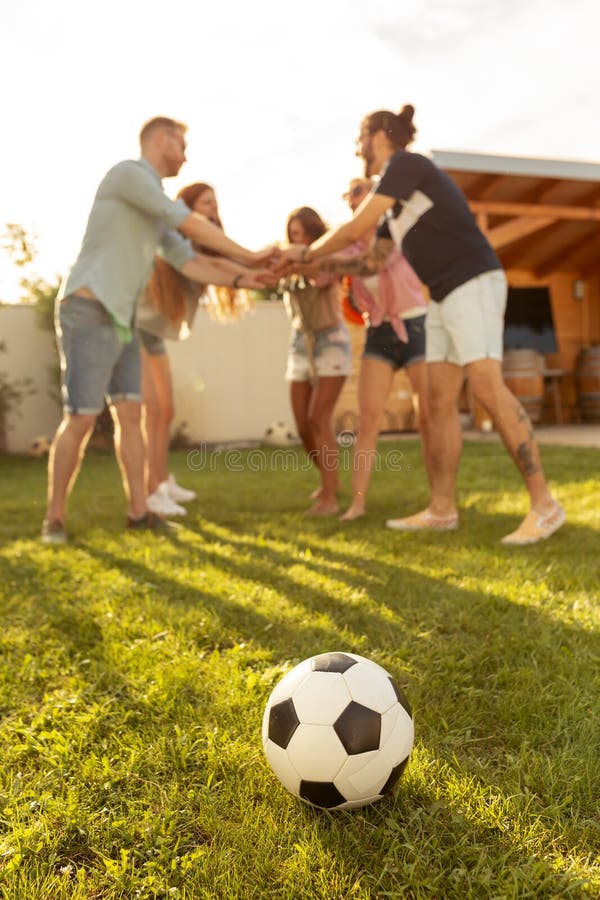 grupo de pessoas jogando futebol em campo de grama verde - puzzle online