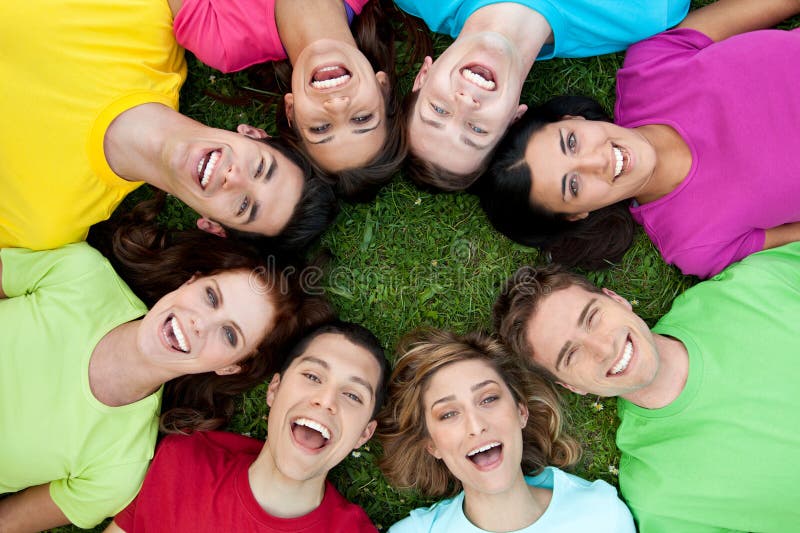 Amigos unidos felizes foto de stock Amigos unidos felizes foto de stock
