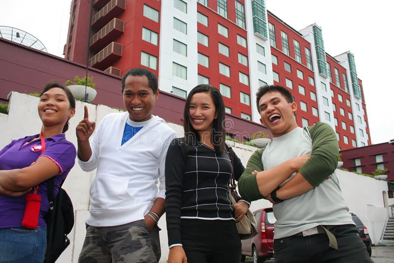 Amigos na metrópole urbana fotografia de stock