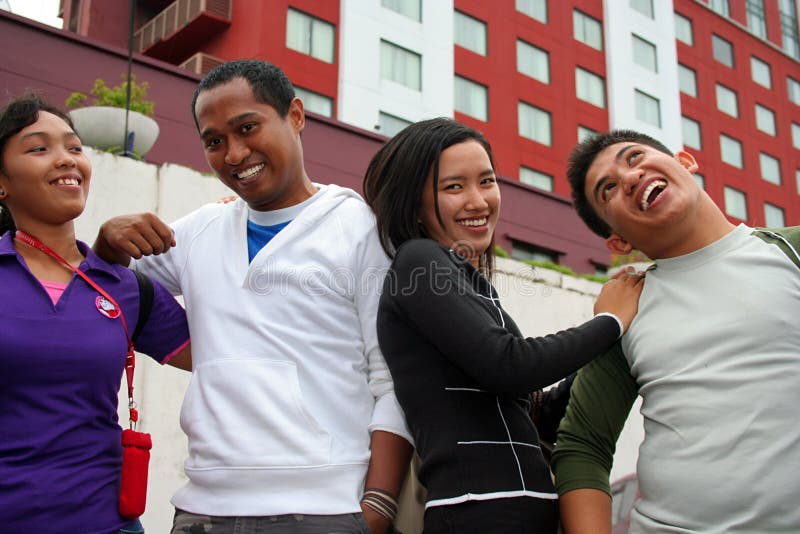 Amigos da metrópole urbana imagens de stock