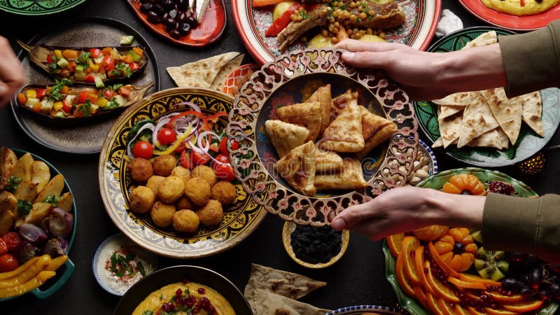 Amigos y familia cocinan para compartir y disfrutar de la cocina tradicional del eid almacen de metraje de vídeo