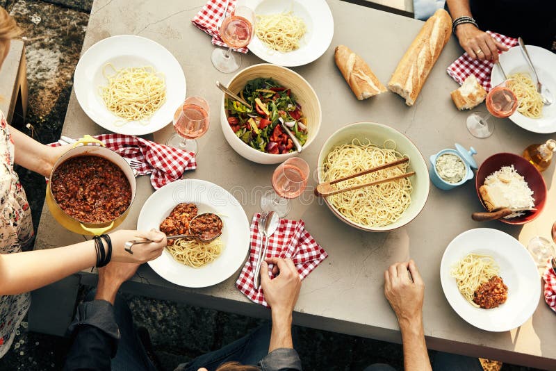 Amis appréciant un repas des spaghetti Bolognaise photo libre de droits Amis appréciant un repas des spaghetti Bolognaise photo libre de droits
