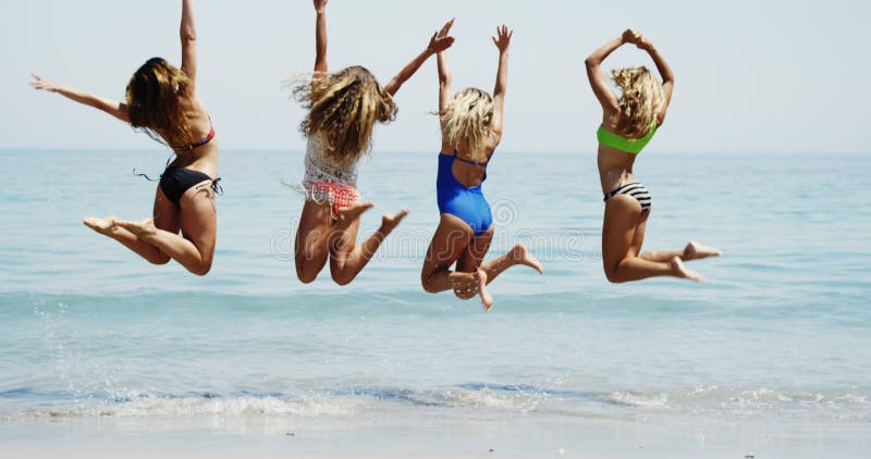 Amis ayant l'amusement à la plage banque de vidéos