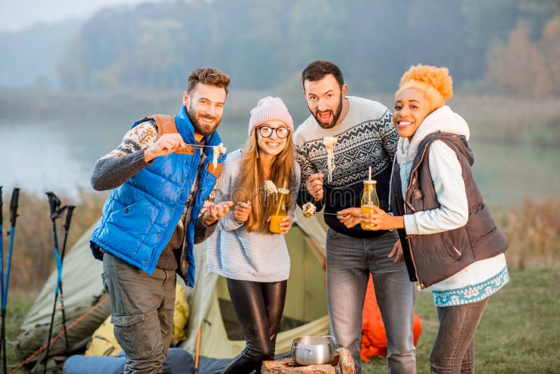 Plan Détaillé Des Personnes Brassant Un Délicieux Pot Traditionnel De Fondue  Au Fromage Suisse Liquide Chaud Fondue Image stock - Image du cuisine,  jour: 209017579