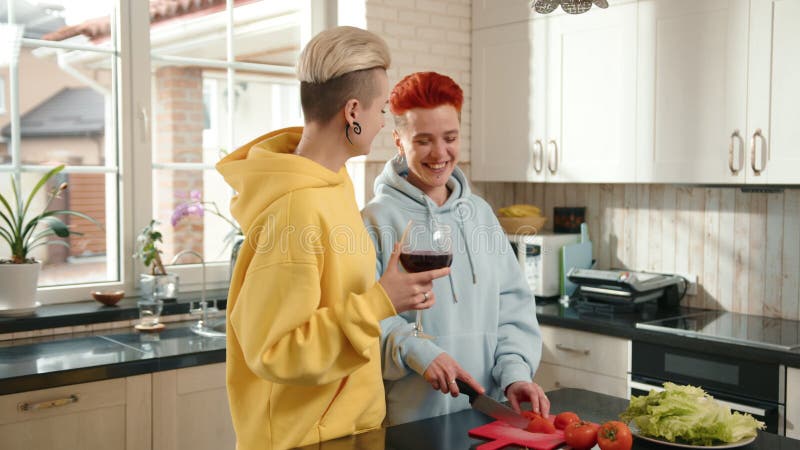 Amis dans la cuisine moderne avec des ingrédients frais et profiter les autres compagnie banque de vidéos