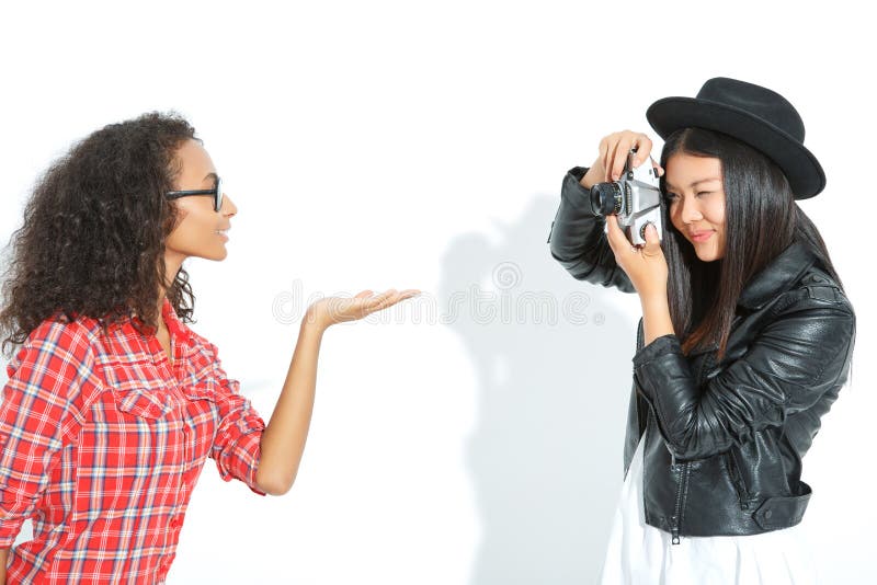 Amis de Vivacous prenant des photos images libres de droits