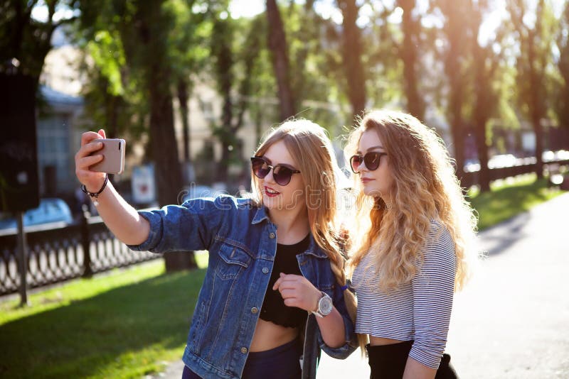 Amis faisant le selfie Deux belles jeunes femmes faisant le selfie images stock Amis faisant le selfie Deux belles jeunes femmes faisant le selfie images stock