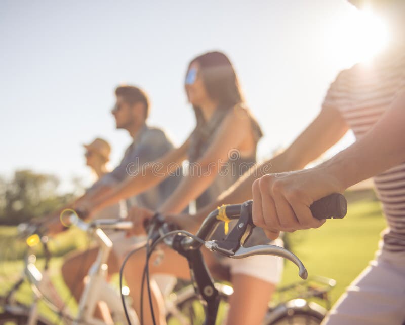 Amis faisant un cycle en parc photos libres de droits Amis faisant un cycle en parc photos libres de droits