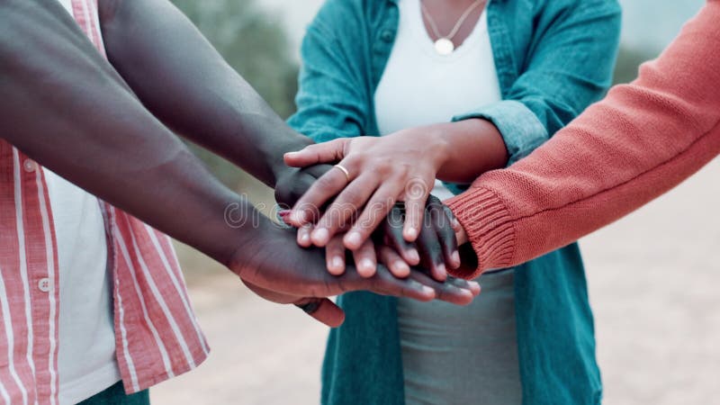 Amis gens et extérieur avec les mains empilées pour l'unité soins et la solidarité pour le soutien au texas. création d'équipe banque de vidéos