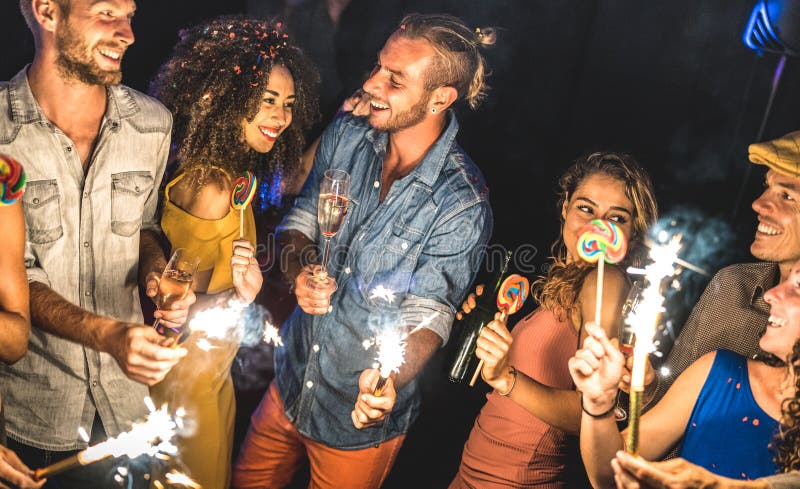 Amis multiraciaux ayant bu l'amusement à la célébration de festival d'été - les jeunes buvant et dansant à après la partie image libre de droits Amis multiraciaux ayant bu l'amusement à la célébration de festival d'été - les jeunes buvant et dansant à après la partie image libre de droits