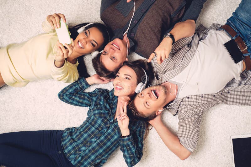 Amis multiraciaux heureux prenant le selfie images stock Amis multiraciaux heureux prenant le selfie images stock