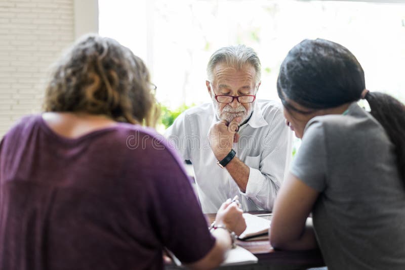 Amis travaillant la réunion de discussion partageant le concept d'idées photo stock Amis travaillant la réunion de discussion partageant le concept d'idées photo stock