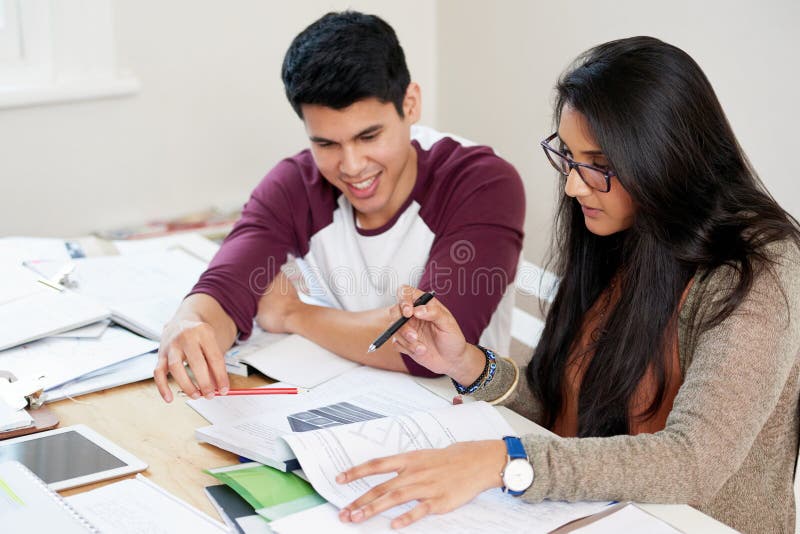 Amis étudiants et livre de lecture à l'université pour l'apprentissage connaissances ou test de brainstorming ensemble. équipe de photographie stock