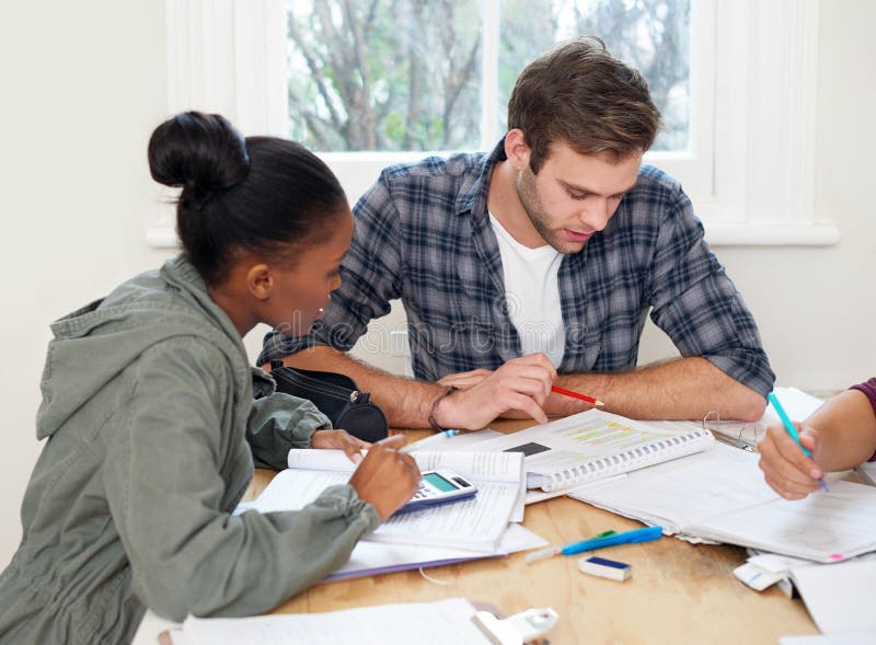 Amis étudiants et étudiant à l'université pour apprendre des connaissances ou brainstorming test ensemble. l'équipe du collège et image libre de droits