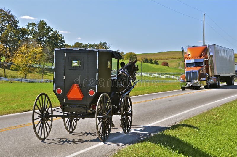 Amish barnvagnar möter halvt på huvudvägen royaltyfria bilder Amish barnvagnar möter halvt på huvudvägen royaltyfria bilder