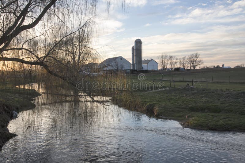 Amish lantgård på gryning arkivbild Amish lantgård på gryning arkivbild