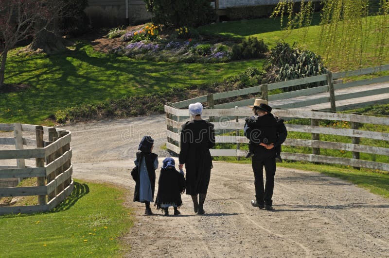 Amish rodzinny odprowadzenie wpólnie w Pennsylwania