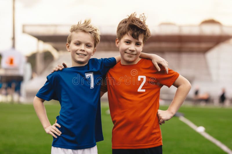 Amistad infantil en la competencia deportiva. futbolistas infantiles en torneos deportivos escolares imagen de archivo