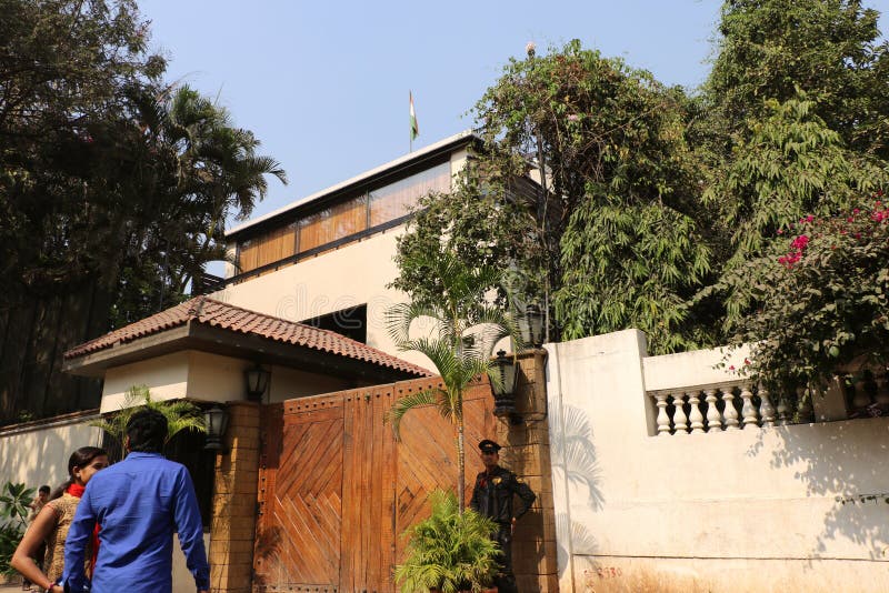 Amitabh Bachchanâ-€™s Bungalow in Mumbai. Bollywood-Superstar Amitabh Bachchanâ-€™s Bungalow Jalsa, der in Juhu, Mumbai aufgestellt wird, schaut mit vorzüglichen Einrichtungsgegenständen sehr attraktiv