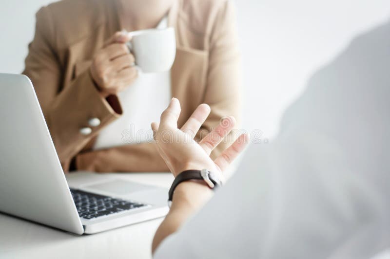 Amizade de dois executivos empresariais em um espaço do café ou de funcionamento e em discutir um projeto imagens de stock Amizade de dois executivos empresariais em um espaço do café ou de funcionamento e em discutir um projeto imagens de stock