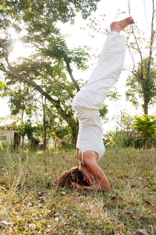 Amo femenino de la yoga foto de archivo Amo femenino de la yoga foto de archivo