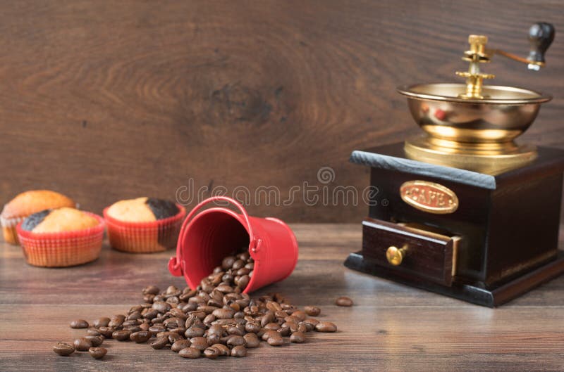 Amoladora de café retra, taza de café del molino de café, magdalena del chocolate, molletes, granos de café Backg de madera fotografía de archivo Amoladora de café retra, taza de café del molino de café, magdalena del chocolate, molletes, granos de café Backg de madera fotografía de archivo