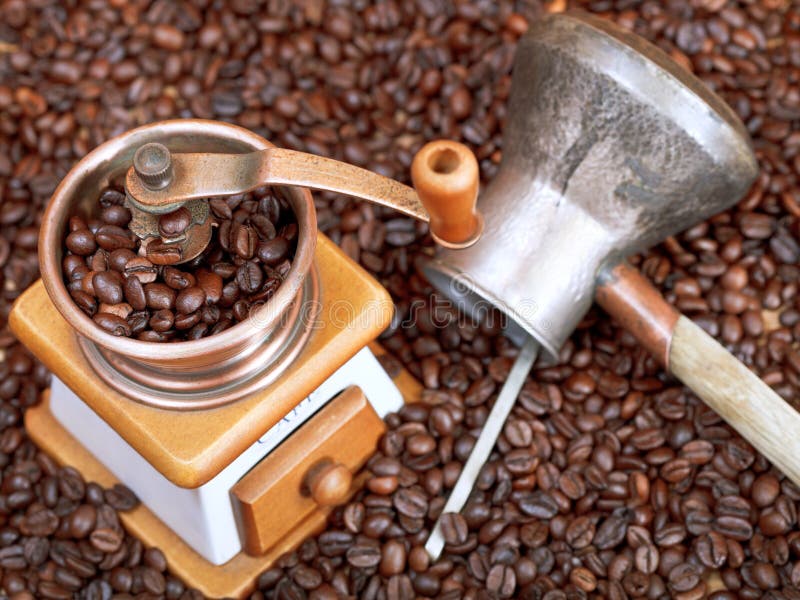Amoladora de café y pote del cobre en habas asadas fotos de archivo libres de regalías Amoladora de café y pote del cobre en habas asadas fotos de archivo libres de regalías