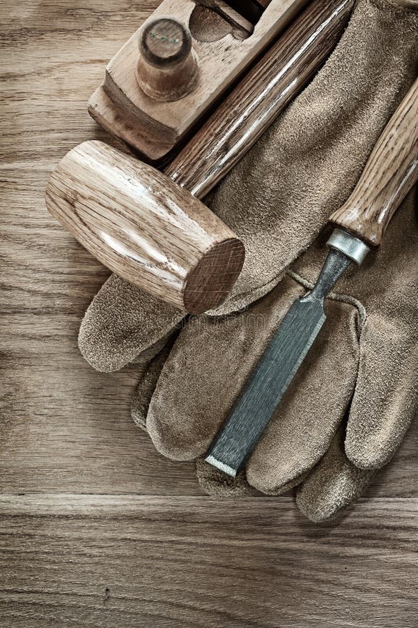 Amontone el martillo que afeita guantes protectores del cincel plano en boa de madera foto de archivo libre de regalías Amontone el martillo que afeita guantes protectores del cincel plano en boa de madera foto de archivo libre de regalías