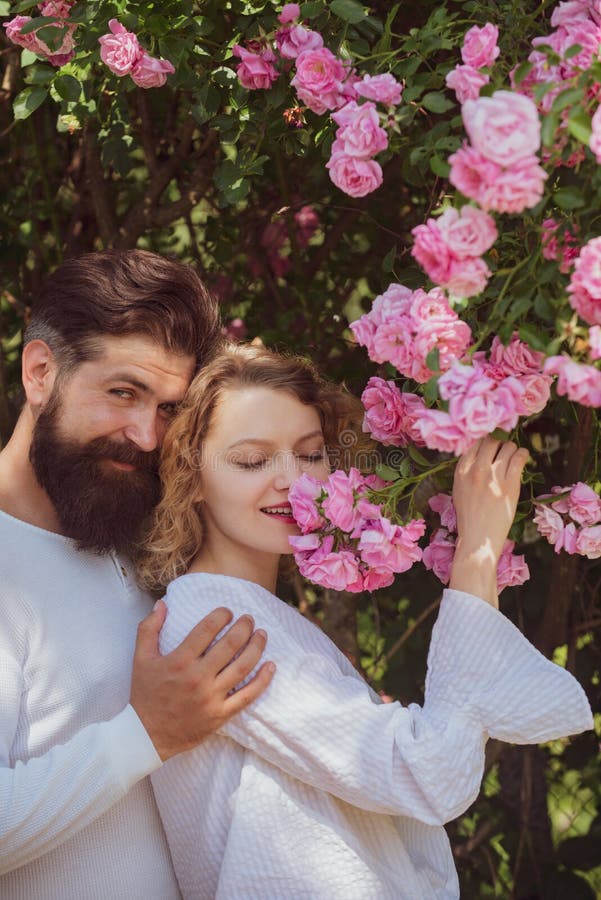 Amor apasionado Pares jovenes de los amantes Hombre apasionado que besa a la mujer sensual Confianza en amor Momento rom?ntico Ha foto de archivo libre de regalías Amor apasionado Pares jovenes de los amantes Hombre apasionado que besa a la mujer sensual Confianza en amor Momento rom?ntico Ha foto de archivo libre de regalías