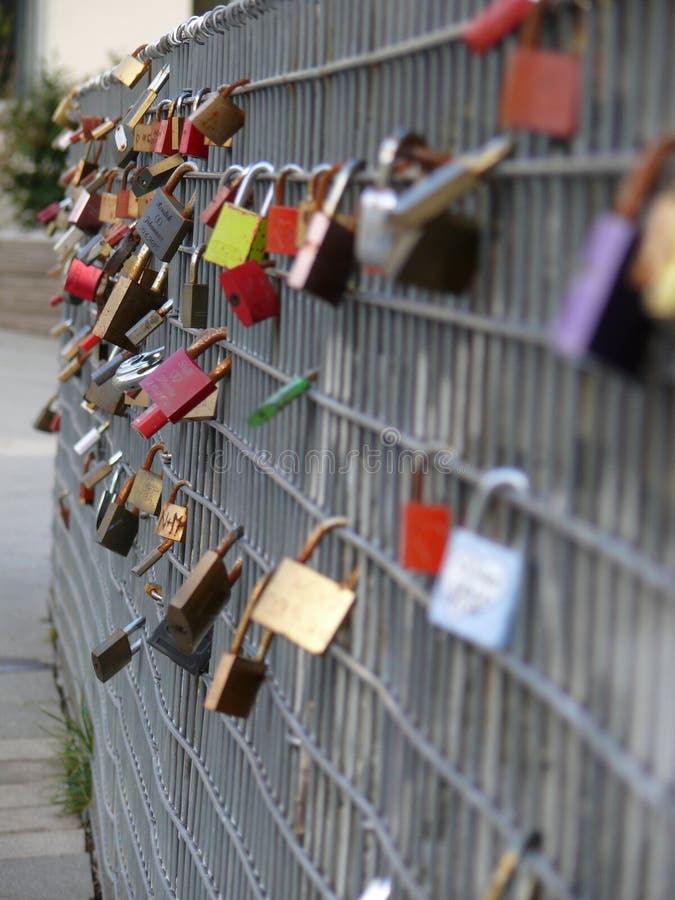 Amor-candados en una cerca del metal foto de archivo libre de regalías Amor-candados en una cerca del metal foto de archivo libre de regalías