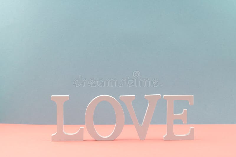 Amor coloreado de la palabra de letras blancas de madera fotografía de archivo Amor coloreado de la palabra de letras blancas de madera fotografía de archivo