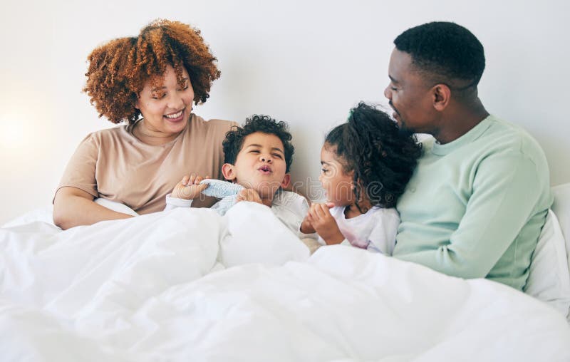 Livro De Desenho E Vista De Cima Das Crianças No Chão Com Brinquedos E  Quebra-cabeças De Números E Brincadeiras Em Casa. Família Imagem de Stock -  Imagem de atividade, relaxado: 271691847