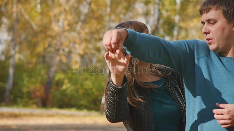 Amor, relaciones, estaci?n y concepto de la gente - par joven feliz que se divierte en parque del oto?o