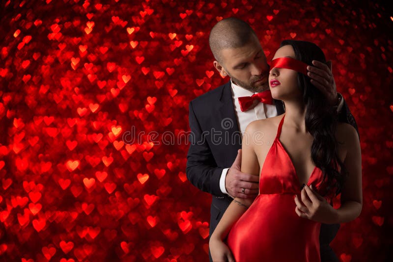 Amor 'sexy' dos pares, homem na venda da mulher do terno, coração vermelho