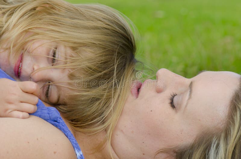 Amor y afecto entre la madre y la hija fotos de archivo libres de regalías Amor y afecto entre la madre y la hija fotos de archivo libres de regalías