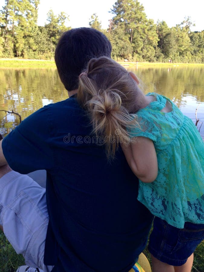 Amore della figlia e del padre fotografia stock libera da diritti Amore della figlia e del padre fotografia stock libera da diritti